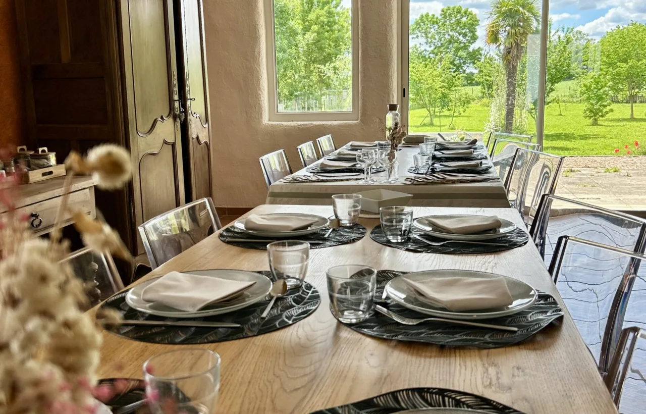 Salle à manger conviviale ouverte sur le jardin