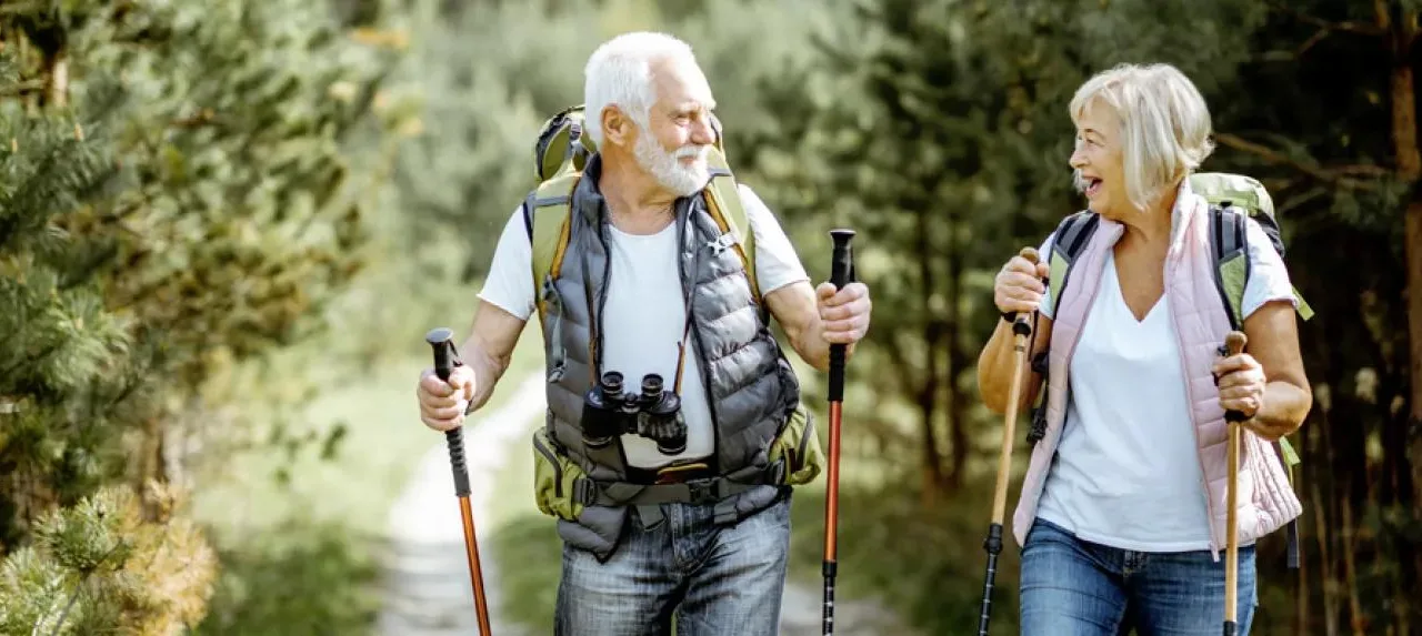 Deux seniors marchent au grand air, activités douces et bien-être