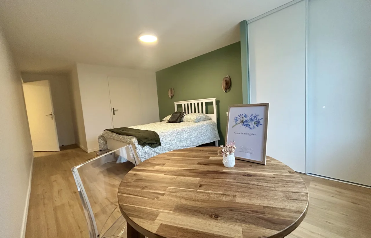 Chambre spacieuse avec coin salon et rangements