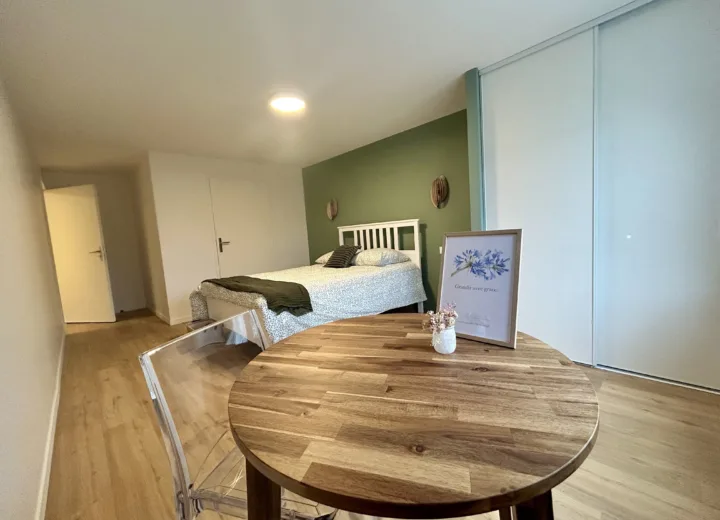 Chambre spacieuse avec coin salon et rangements