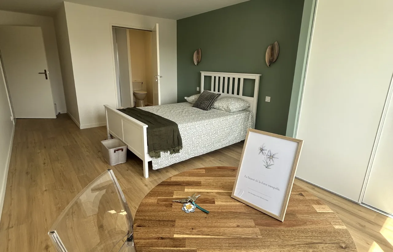 Chambre chaleureuse aux tons doux avec coin détente
