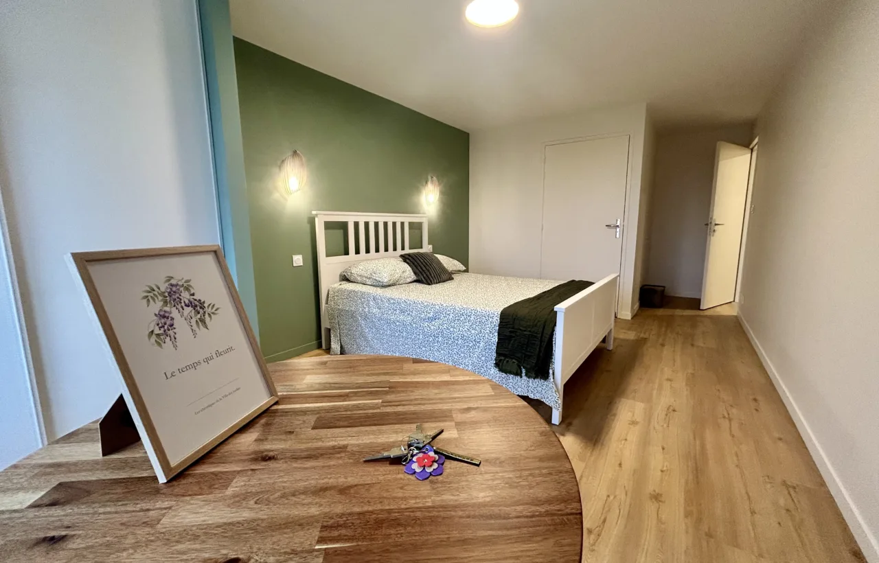 Chambre privée aux tons verts avec parquet à la Villa des Jardins