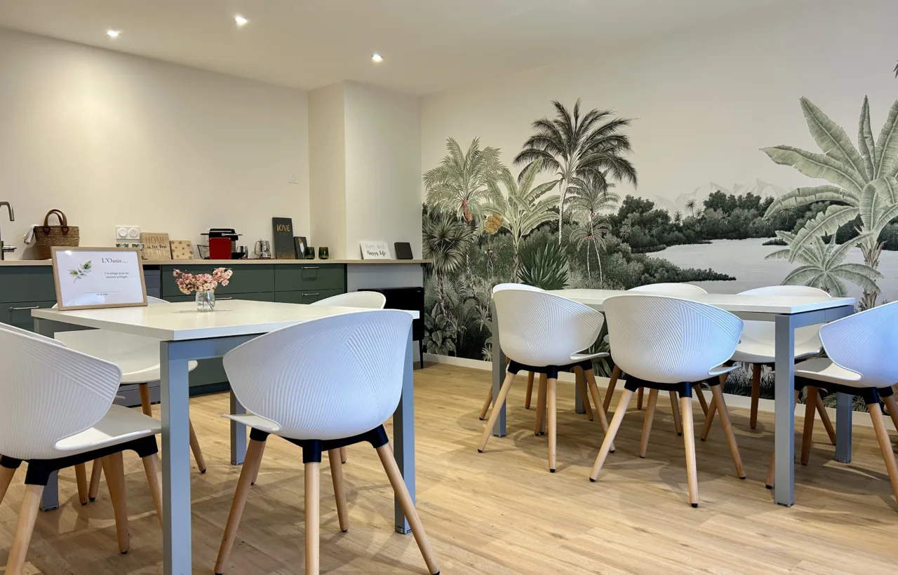 Espace de vie commun lumineux avec grande table et cuisine ouverte