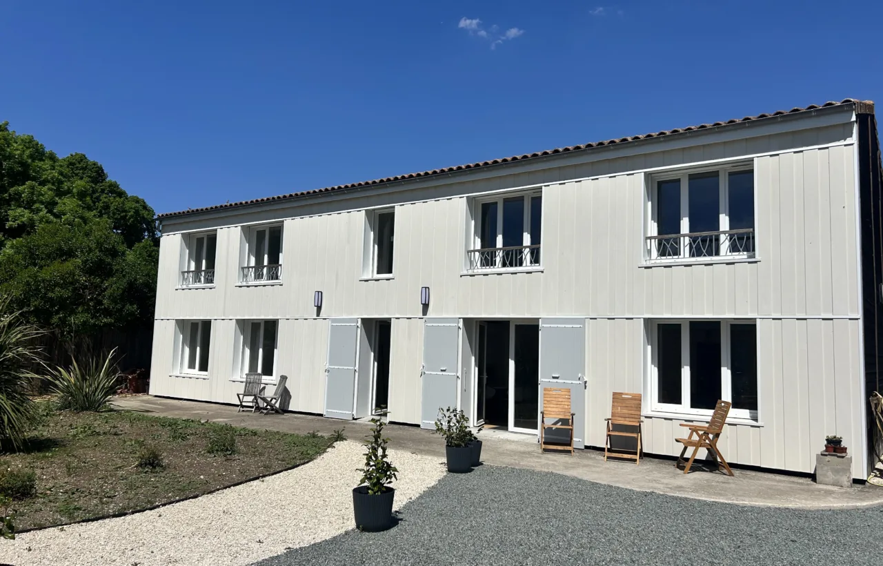 Façade de la Villa des Jardins, maison entourée de jardins en Charente-Maritime