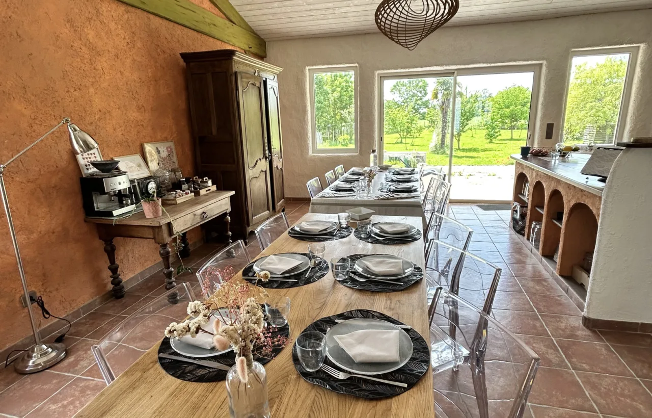 Grande table partagée de la Villa des Jardins avec cuisine ouverte