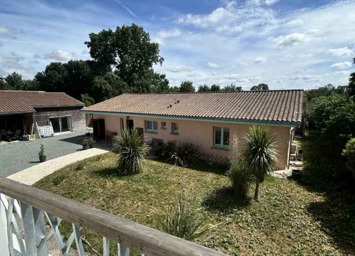 Jardin verdoyant de la Villa des Jardins vu depuis la terrasse