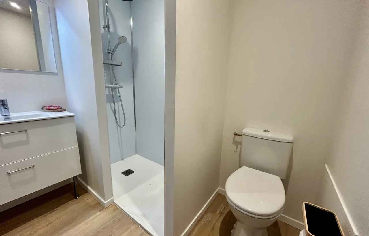 Salle de bain privative moderne avec douche à l'italienne